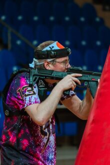 Игрок LASERWAR в прицеле за ярким красным укрытием.